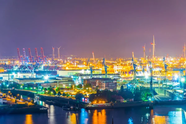 Nachtzicht op kranen in de haven van Hamburg, Duitsland. — Stockfoto