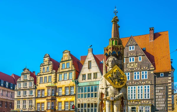 Fachadas coloridas com estátua bremer roland em Bremen, Alemanha . — Fotografia de Stock