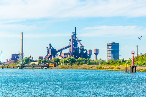Avangard Malz graan depot naast de rivier de Weser in Bremen, Duitsland. — Stockfoto
