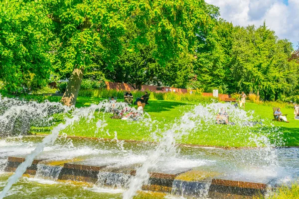 Hamburg, Almanya'da hansa adliyesi önünde bir park görünümü.