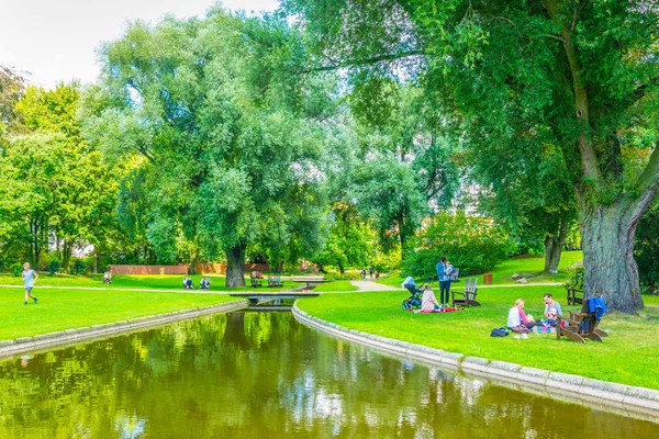 Hamburg, Almanya'da hansa adliyesi önünde bir park görünümü.