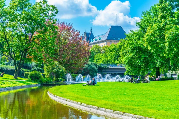 Vista de un parque frente al palacio de justicia hanseatic en Hamburgo, Alemania . — Foto de Stock