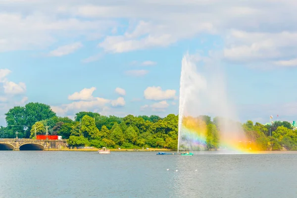 Beskåda av en springbrunn på Binnenalster laken i Hamburg, Tyskland — Stockfoto