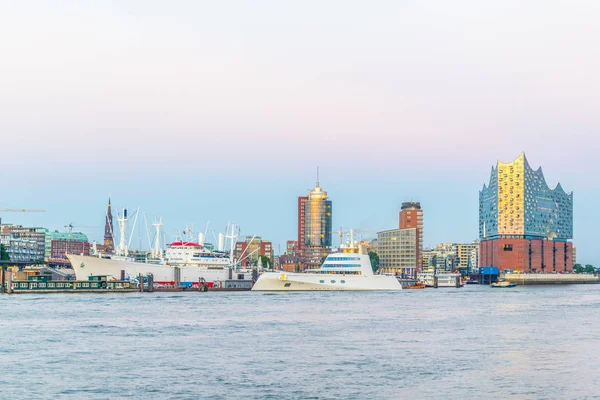 Panorama de la ribera del río Elba con el edificio Elbphilharmonie en Hamburgo — Foto de Stock