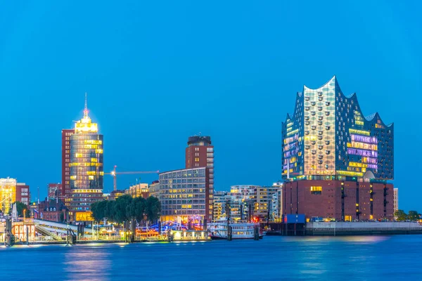 Nachtzicht op de haven van Hamburg met het gebouw elbphilharmonie, Duitsland. — Stockfoto