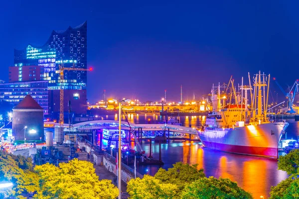 Elbphilharmonie binası ile Hamburg limanının gece manzarası, Almanya. — Stok fotoğraf