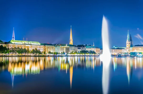 Night view of the old town in Hamburg behind binnenalster lake, Germany — Stock Photo, Image