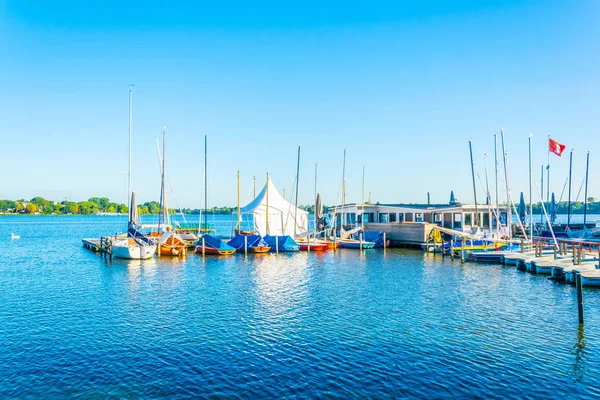 Vista del puerto deportivo en el lago aussenalster en Hamburgo, Alemania — Foto de Stock
