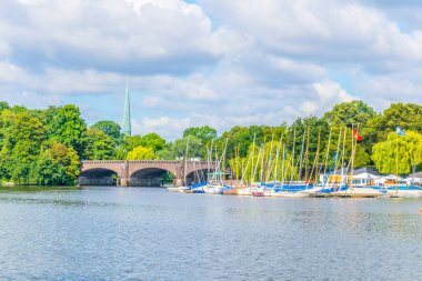 Hamburg, Almanya'da aussenalster gölüüzerinde marina görünümü