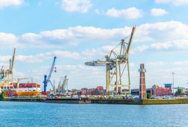 Hamburg limanında vinçgörünümü, Almanya.