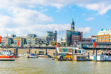 Hamburg, Almanya'nın eski limanında elbe nehir manzarasının görünümü.