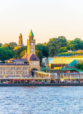 Gün batımında Almanya'da hamburger landungsbruecken bina ve bismarck anıt görünümü.