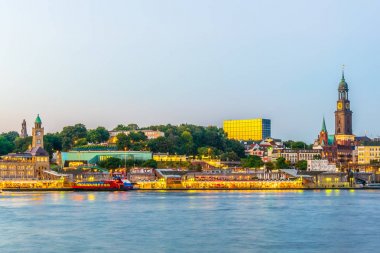 Hamburger landungsbruecken binası, aziz michaelis kilisesi ve gün batımında Almanya'da bismarck anıtı ile Elbe nehir manzarası.