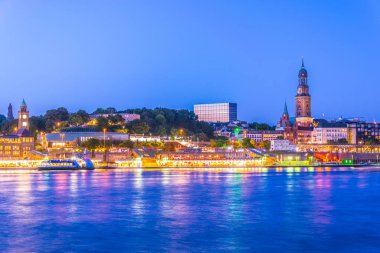 Hamburger landungsbruecken binası, aziz michaelis kilisesi ve gün batımında Almanya'da bismarck anıtı ile Elbe nehir manzarası.