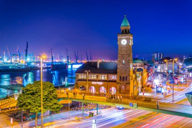 Gece boyunca Almanya'da hamburger landungsbruecken binanın görünümü.