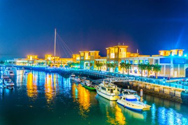 Gece boyunca Kuveyt'te Sharq souq önünde sharq marina görünümü.