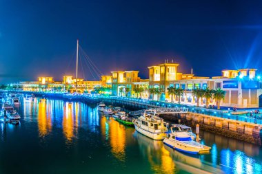 Gece boyunca Kuveyt'te Sharq souq önünde sharq marina görünümü.