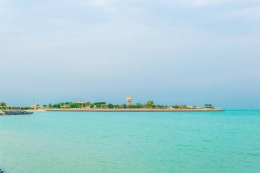 Kuveyt'te geri kazanılmış arazi üzerine inşa yeşil ada parkı görünümü.