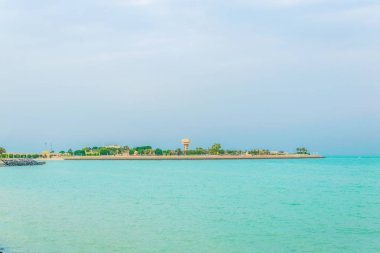 Kuveyt'te geri kazanılmış arazi üzerine inşa yeşil ada parkı görünümü.