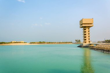 Kuveyt'te geri kazanılmış arazi üzerine inşa yeşil ada parkı görünümü.