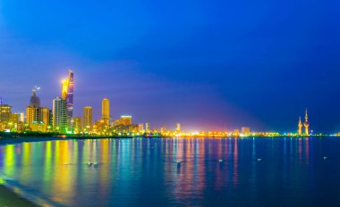 Gece boyunca Kuveyt kuleleri ile Kuveyt Silueti.