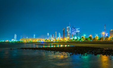 Seif sarayı, Kurtuluş kulesi ve gece boyunca Ulusal meclis binası da dahil olmak üzere Kuveyt silueti.