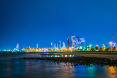 Seif sarayı, Kurtuluş kulesi ve gece boyunca Ulusal meclis binası da dahil olmak üzere Kuveyt silueti.