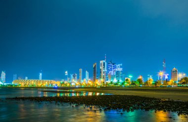 Seif sarayı, Kurtuluş kulesi ve gece boyunca Ulusal meclis binası da dahil olmak üzere Kuveyt silueti.