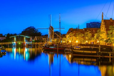 Leiden, Ne Rembrandt köprü ve de Put yel değirmeni Gece görünümü