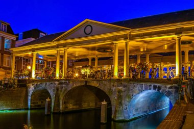 Leiden, Hollanda'daki Koornbrug köprüsünün gece manzarası