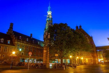 Leiden, Hollanda'daki belediye binasının gece manzarası