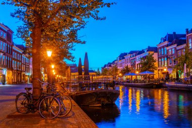 Leiden, Hollanda'da kanalın gece manzarası