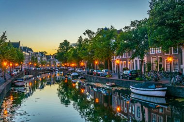 Leiden, Hollanda'da kanalın gece manzarası