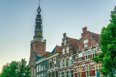 Heilige Lodewijkkerk kilisesi ve L evlerin klasik cepheleri