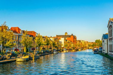 Leiden, Hollanda'da gün batımı bir kanal görünümü