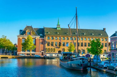 Leiden, Hollanda'da gün batımı bir kanal görünümü