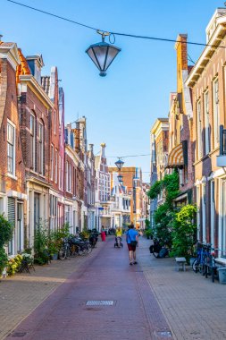 Klasik kırmızı tuğla evler Groot Heiligland s yanında yer