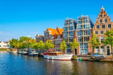 Haarlem kanal gün boyunca görüntülenen, Hollanda