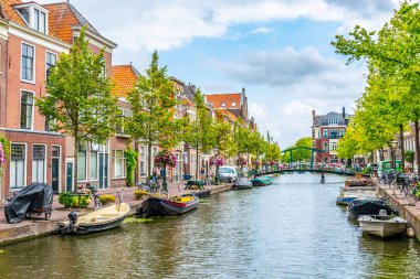 Leiden, Hollanda'da bir kanal görünümü