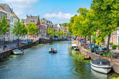 Leiden, Hollanda'da bir kanal görünümü
