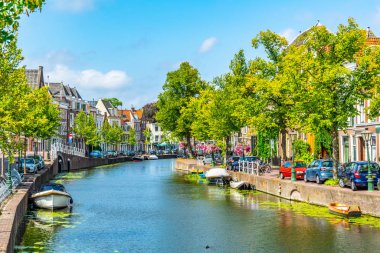 Leiden, Hollanda'da bir kanal görünümü