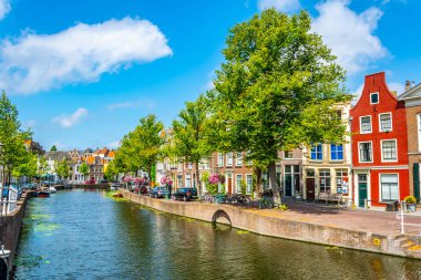 Leiden, Hollanda'da bir kanal görünümü