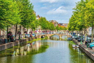 Leiden, Hollanda'da bir kanal görünümü