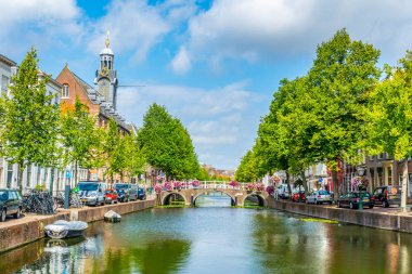 Leiden Üniversitesi bir kanalın yanında, Hollanda
