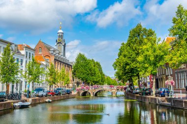 Leiden Üniversitesi bir kanalın yanında, Hollanda