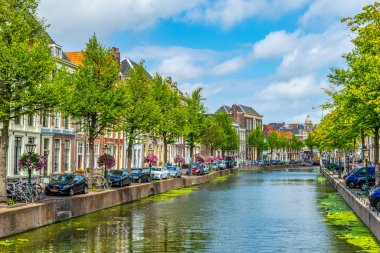 Leiden, Hollanda'da bir kanal görünümü