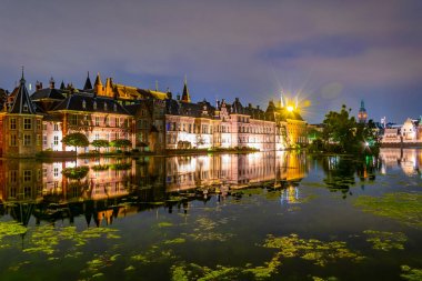Lahey'deki Binnenhof Sarayı'nın gece manzarası, Hollanda