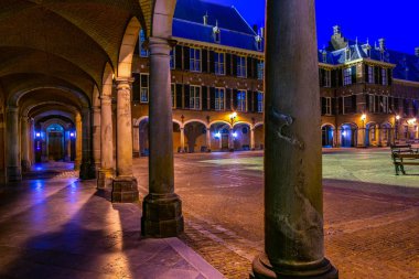 Binnenhof sarayının iç avlusuna gece manzarası