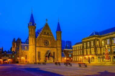 Binnenhof sarayının iç avlusuna gece manzarası