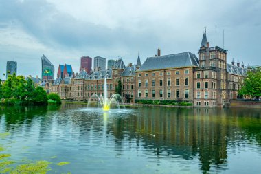 Lahey'deki Binnenhof Sarayı'nın gün batımı manzarası, Hollanda